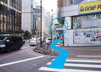 横断歩道を渡り道なりにファミリーマートの方へ進みます